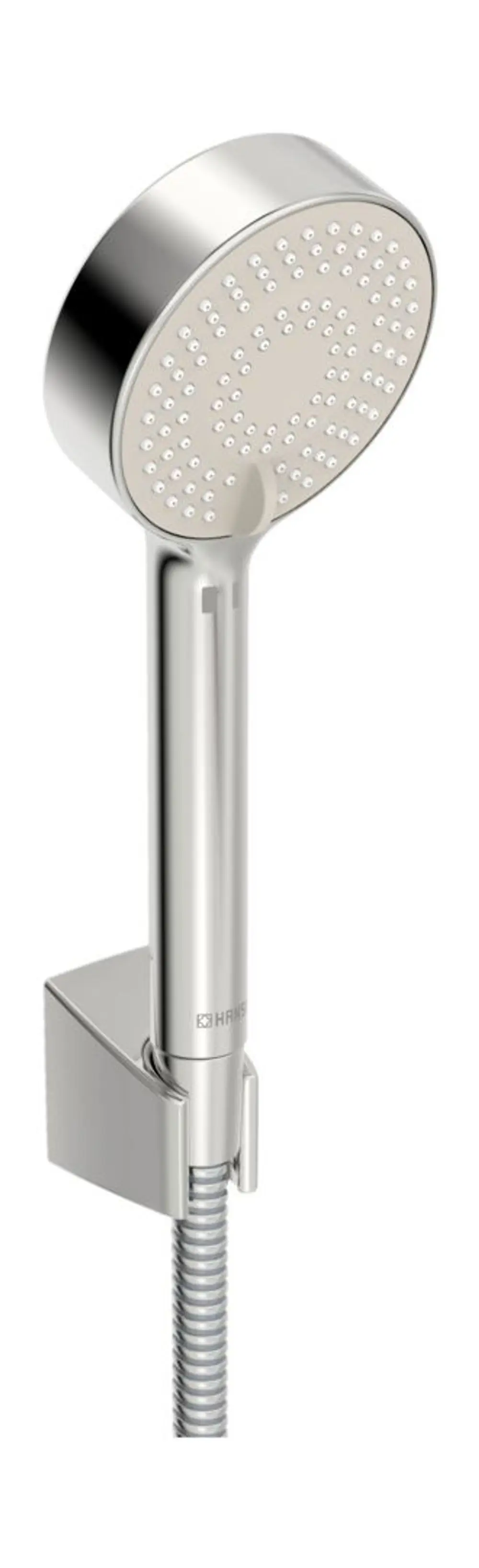 Handbrause mit runder Kopfbrause und verchromtem Schlauch. Die Halterung ist ebenfalls aus verchromtem Material. Es handelt sich um ein Produkt der Marke HANSA.